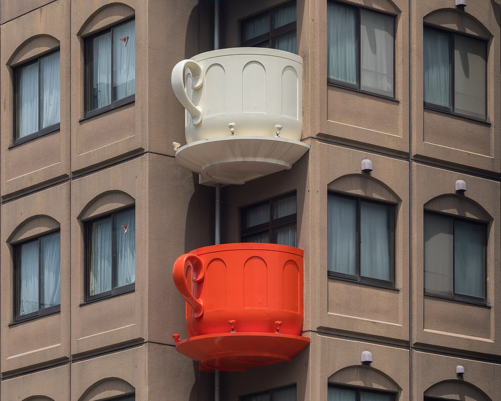 Cream and red coffee cup shaped balconies, Niimi Tableware, Kappabashi Dougu Street, Tokyo, Japan (wikimedia: Cream and red coffee cup-shaped balconies, Niimi Tableware, Kappabashi Dougu Street, Tokyo, Japan.jpg)